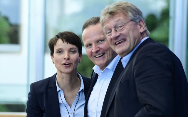 Les dirigeants de l'Afd Frauke Petry (à gauche) et Joerg Meuthen (à droite), et le candidat de l'AFD pour Berlin, Georg Pazderski, arrivant à une conférence de presse un jour après les élections régionales à Berlin, le 19 septembre 2016 (Crédit : AFP/Tobias Schwarz) Les dirigeants de l'Afd Frauke Petry (à gauche) et Joerg Meuthen (à droite), et le candidat de l'AFD pour Berlin, Georg Pazderski, arrivant à une conférence de presse un jour après les élections régionales à Berlin, le 19 septembre 2016 (Crédit : AFP/Tobias Schwarz)