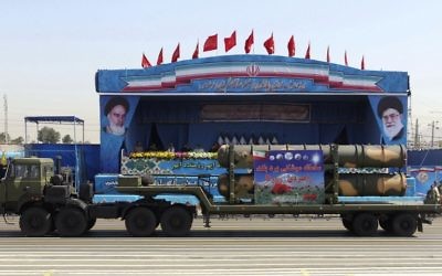 Un camion militaire iranien transporte des morceaux du système de défense aérienne S-300 pendant la parade militaire annuelle marquant le début de la guerre Iran - Irak, à Téhéran, le 21 septembre 2016. (Crédit : Chavosh Homavandi/AFP)