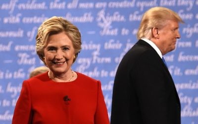 Les candidats à la présidentielle américaine Donald Trump et Hillary Clinton quittent la scène après le premier débat de la campagne, à New York, le 26 septembre 2016. (Crédit : AFP/ Timothy A. Clary)