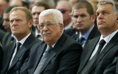 Le président de l'Autorité palestinienne Mahmoud Abbas (C) se trouve aux côtés du président du Conseil européen Donald Tusk (L) et le président roumain Klaus Iohannis au cimetière du mont Herzl à Jérusalem lors des funérailles de l'ancien président israélien Shimon Peres le 30 septembre 2016. (Crédit : AFP / Abir Sultan)
