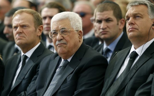 Le président de l'Autorité palestinienne Mahmoud Abbas (C) se trouve aux côtés du président du Conseil européen Donald Tusk (L) et le président roumain Klaus Iohannis au cimetière du mont Herzl à Jérusalem lors des funérailles de l'ancien président israélien Shimon Peres le 30 septembre 2016. (Crédit : AFP / Abir Sultan)