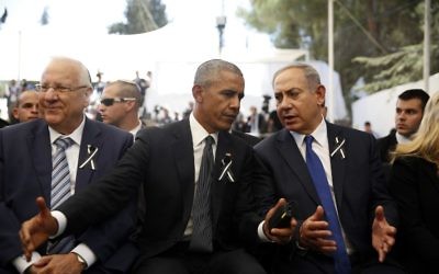 Le président américain Barack Obama, au centre, avec le Premier ministre Benjamin Netanyahu, à droite, et le président Reuven Rivlin, à gauche, lors des funérailles de l'ancien président israélien Shimon Peres au cimetière du mont Herzl à Jérusalem, le 30 septembre 2016. (Crédit : Ronen Zvulun/AFP)