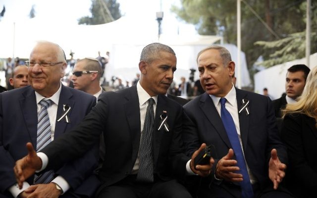 Le président américain Barack Obama, au centre, avec le Premier ministre Benjamin Netanyahu, à droite, et le président Reuven Rivlin, à gauche, lors des funérailles de l'ancien président israélien Shimon Peres au cimetière du mont Herzl à Jérusalem, le 30 septembre 2016. (Crédit : Ronen Zvulun/AFP) Le président américain Barack Obama, au centre, avec le Premier ministre Benjamin Netanyahu, à droite, et le président Reuven Rivlin, à gauche, lors des funérailles de l'ancien président israélien Shimon Peres au cimetière du mont Herzl à Jérusalem, le 30 septembre 2016. (Crédit : Ronen Zvulun/AFP)