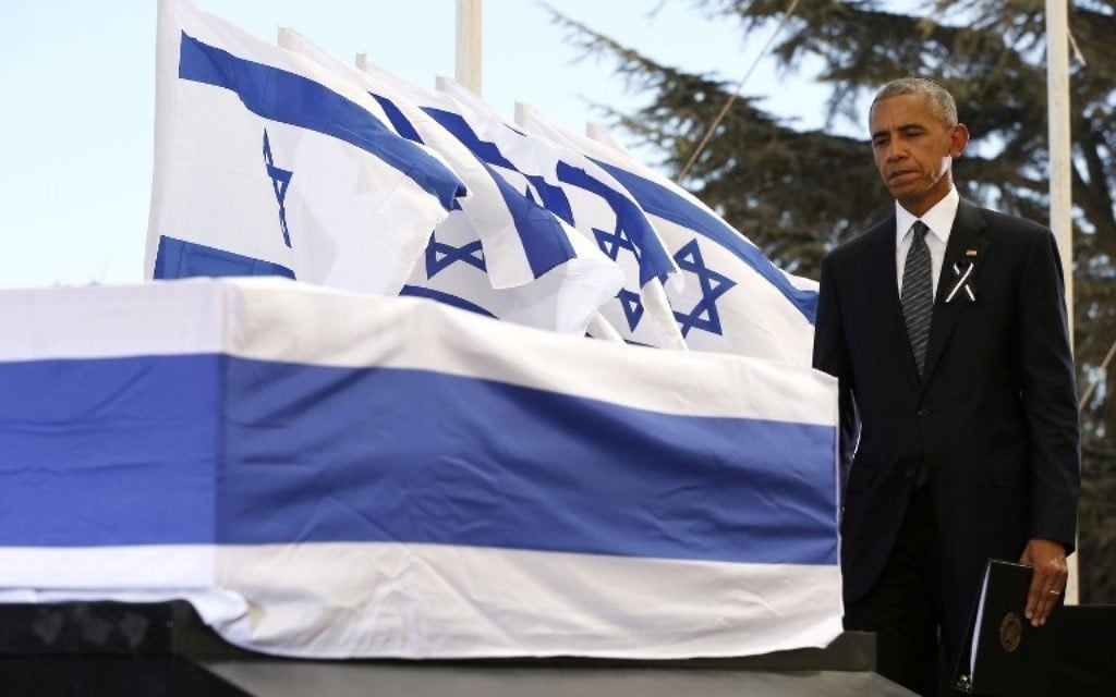 Le président américain Barack Obama devant le cercueil de l'ancien président israélien Shimon Peres, après avoir parlé lors de ses funérailles au mont Herzl à Jérusalem, le 30 septembre 2016. (Crédit : Abir Sultan/Pool/AFP) Le président américain Barack Obama devant le cercueil de l'ancien président israélien Shimon Peres, après avoir parlé lors de ses funérailles au mont Herzl à Jérusalem, le 30 septembre 2016. (Crédit : Abir Sultan/Pool/AFP)