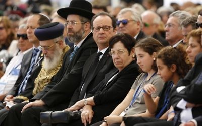 Le président français François Hollande (C) assiste aux funérailles de l'ancien président israélien Shimon Peres au cimetière militaire du mont Herzl à Jérusalem le 30 septembre 2016. (Crédit : AFP / POOL / ABIR SULTAN)