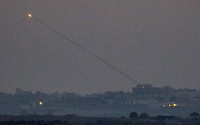Une roquette tirée depuis la bande de Gaza vers Israël, vue depuis le sud de la frontière entre Israël et Gaza, le 10 juillet 2014. (Crédit : AFP/Jack Guez)