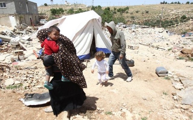 Une famille palestinienne dont la maison a été démolie par Israël à Ad-Deirat Rifaiyya, dans le sud de la Cisjordanie, le 21 avril 2015. (Crédit : Hazem Bader/AFP)