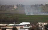 La fumée monte sur le plateau du Golan, après deux tirs de mortiers venus de Syrie, déchirée par la guerre civile, le 28 avril 2015. (Crédit : Jalaa Marey/AFP)