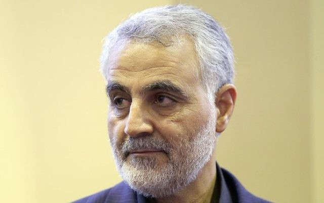 Le général Qassem Suleimani, commandant de la Force al-Quds, unité d'élite des Gardiens de la révolution iranienne, après la mort de sa mère, à Téhéran, le 14 septembre 2013. (Crédit : AFP/ISNA/Mehdi Ghasemi) Le général Qassem Suleimani, commandant de la Force al-Quds, unité d'élite des Gardiens de la révolution iranienne, après la mort de sa mère, à Téhéran, le 14 septembre 2013. (Crédit : AFP/ISNA/Mehdi Ghasemi)