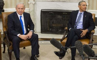 Le président américain Barack Obama (à droite) et le Premier ministre Benjamin Netanyahu au Bureau ovale, à la Maison blanche, le 9 novembre 2015. (Crédit : AFP/Saul Loeb)