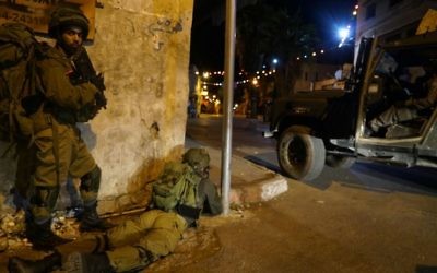 Soldats israéliens pendant un raid contre des ateliers de fabrication d'armes illégales dans la ville palestinienne de Jénine, au nord de la Cisjordanie, le 26 septembre 2016. Illustration. (Crédit : unité des porte-paroles de l'armée israélienne)