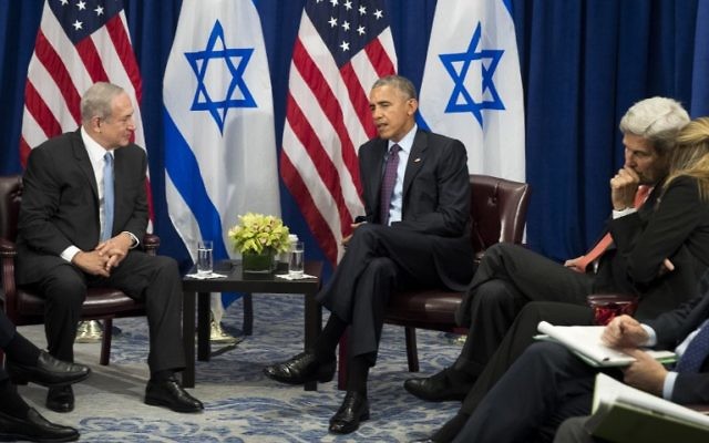 Le premier ministre Benjamin Netanyahu (à gauche) et le président américain Barack Obama au Lotte New York Palace Hotel, le 21 septembre 2016. (Crédit : Drew Angerer/Getty Images/AFP)