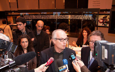 Conférence de presse avec l'ambassadeur d'Israël à Paris, Daniel Shek, et Jean-Daniel Compain, directeur de Reed expositions et organisateur du salon, après l'alerte à la bombe du Salon du livre 2008, à Paris (Crédit : CC BY-SA 3.0)
