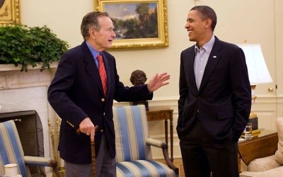 L'ancien président George H. W. Bush rencontre le président Barack Obama à la Maison Blanche, le 30 janvier 2010. (Crédit : Pete Souza/Maison Blanche/domaine public/WikiCommons)