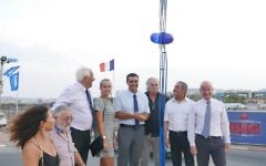Installation de la statue réalisée par Jacq Kino sur la place d'Antibes à Eilat le 29 aout 2016 (Crédit : Facebook/Ambassade de France en Israel שגרירות צרפת בישראל)