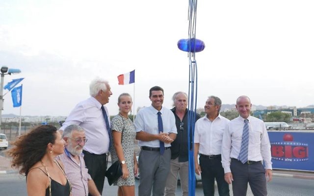 Installation de la statue réalisée par Jacq Kino sur la place d'Antibes à Eilat le 29 aout 2016 (Crédit : Facebook/Ambassade de France en Israel שגרירות צרפת בישראל)