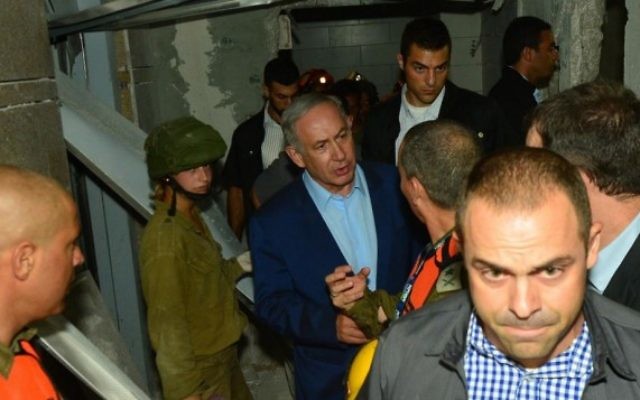 Le Premier ministre Benjamin Netanyahu sur le site d'un parking effondré à Ramat Hachayal à Tel Aviv, le 5 septembre 2016 (Crédit : Kobi Gideon / GPO) Le Premier ministre Benjamin Netanyahu sur le site d'un parking effondré à Ramat Hachayal à Tel Aviv, le 5 septembre 2016 (Crédit : Kobi Gideon / GPO)