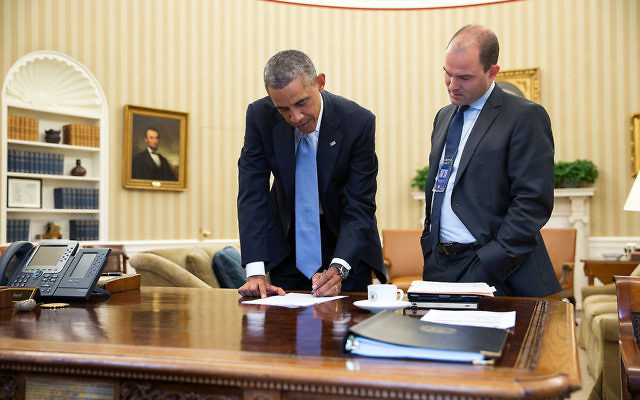 Ben Rhodes, à droite, avec le président Barack Obama dans le Bureau ovale de la Maison Blanche, le 10 septembre 2014. (Crédit : Maison Blanche/Pete Souza) Ben Rhodes, à droite, avec le président Barack Obama dans le Bureau ovale de la Maison Blanche, le 10 septembre 2014. (Crédit : Maison Blanche/Pete Souza)