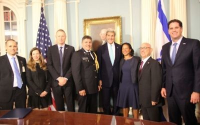 La signature de l'accord d'aide militaire israélo-américain au département d'Etat, le 14 septembre 2016. (Crédit : ambassade israélienne à Washington)