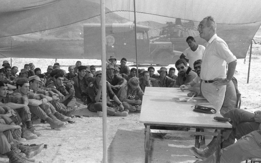 Shimon Peres, alors Premier ministre, rencontre la brigade Nahal, le 16 octobre 1986. (Crédit : Gil Neeh/Bamahane/archives du ministère de la Défense)