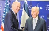 Le vice-président américain Joe Biden rencontre l'ancien président Shimon Peres à Jaffa le 8 mars 2016. (Crédit : Centre Peres pour la paix)