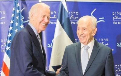 Le vice-président américain Joe Biden rencontre l'ancien président Shimon Peres à Jaffa le 8 mars 2016. (Crédit : Centre Peres pour la paix)