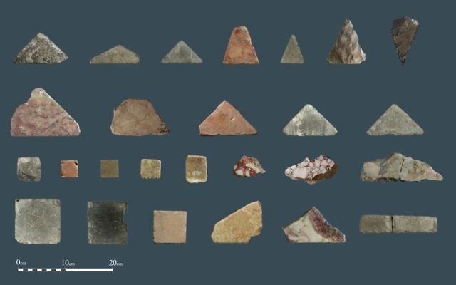 Les fragments de carreaux de sol en marbre qui selon les archéologues du Temple Mount Sifting Project viennent du Temple Hérodien à Jérusalem (Crédit : Temple Mount Sifting Project)