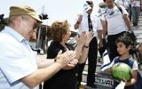 Le président de l'Agence juive, Nathan Sharansky, et la ministre de l'Immigration et de l'Intégration, Sofa Landver, accueillent plus de 200 juifs français qui arrivent en Israël dans un vol spécial alyah de l'Agence juive, le 20 juillet 2016. (Crédit : Nir Kafri pour l'Agence juive pour Israël)