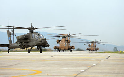 Hélicoptères grecs et israéliens sur le tarmac pendant un exercice de 16 jours en Grèce, en septembre 2016. (Crédit : armée de l'air israélienne)