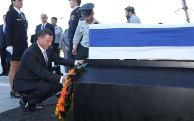 Yuli Edelstein se recueille sur le cercueil de Shimon Peres, le 29 septembre 2016 sur le parvis de la Knesset (Crédit :  bureau de Yizhak Harari / Knesset porte-parole)