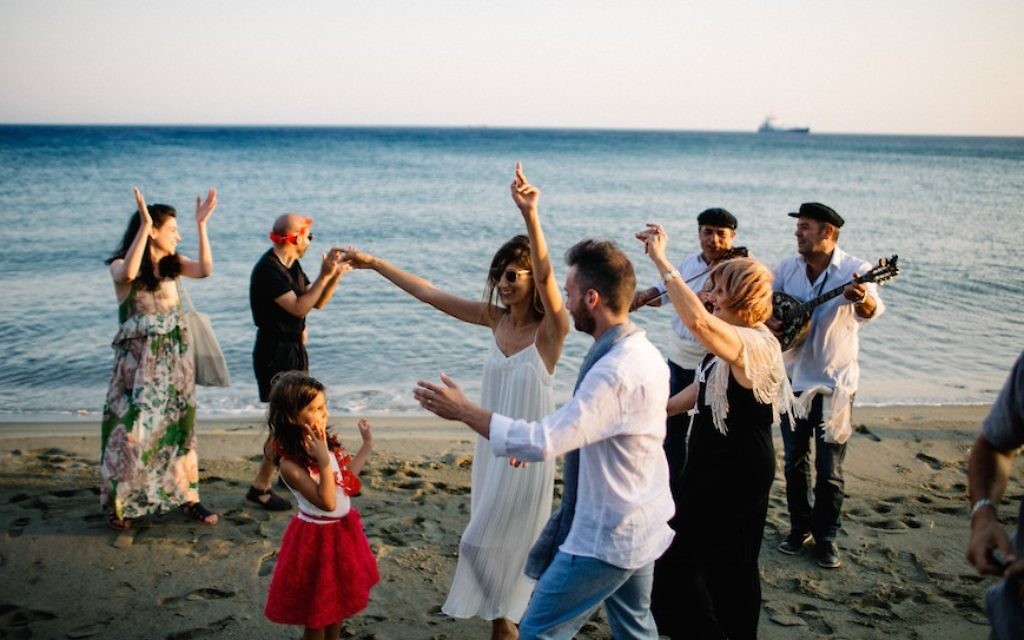 Des Israéliens celèbrent un mariage à Tinos, le 24 juin 2016 (We Are red/JTA)