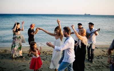 Des Israéliens celèbrent un mariage à Tinos, le 24 juin 2016 (We Are red/JTA)
