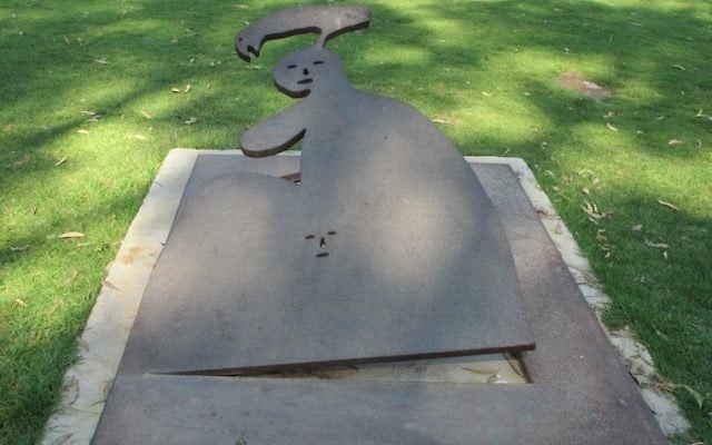 La statue 'Naissance' de l'artiste israélien décédé Menashe Kadishman, au parc national de Ramat Gan. (Crédit : Avishai Teicher/CC BY SA 4.0/WikiCommons) La statue 'Naissance' de l'artiste israélien décédé Menashe Kadishman, au parc national de Ramat Gan. (Crédit : Avishai Teicher/CC BY SA 4.0/WikiCommons)