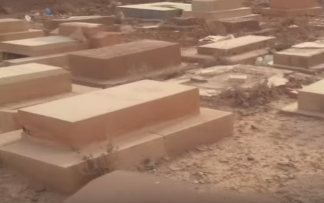 Cimetière juif de Biskra, Algérie (Crédit : Capture d'écran/YouTube)