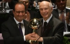 François Hollande reçoit le prix de "chef d'Etat de l'année" des mains du rabbin Arthur Schneier, survivant de la Shoah, en septembre 2016. (Crédit capture d'écran/France TV info)