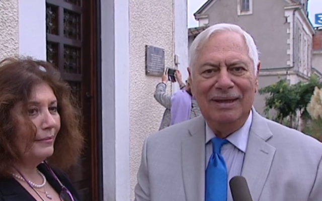 Jean Wecksler devant la maison de Jean et Rachel Lamargie, "Justes parmi les Nations" (Crédit : Capture d'écran/France 3)