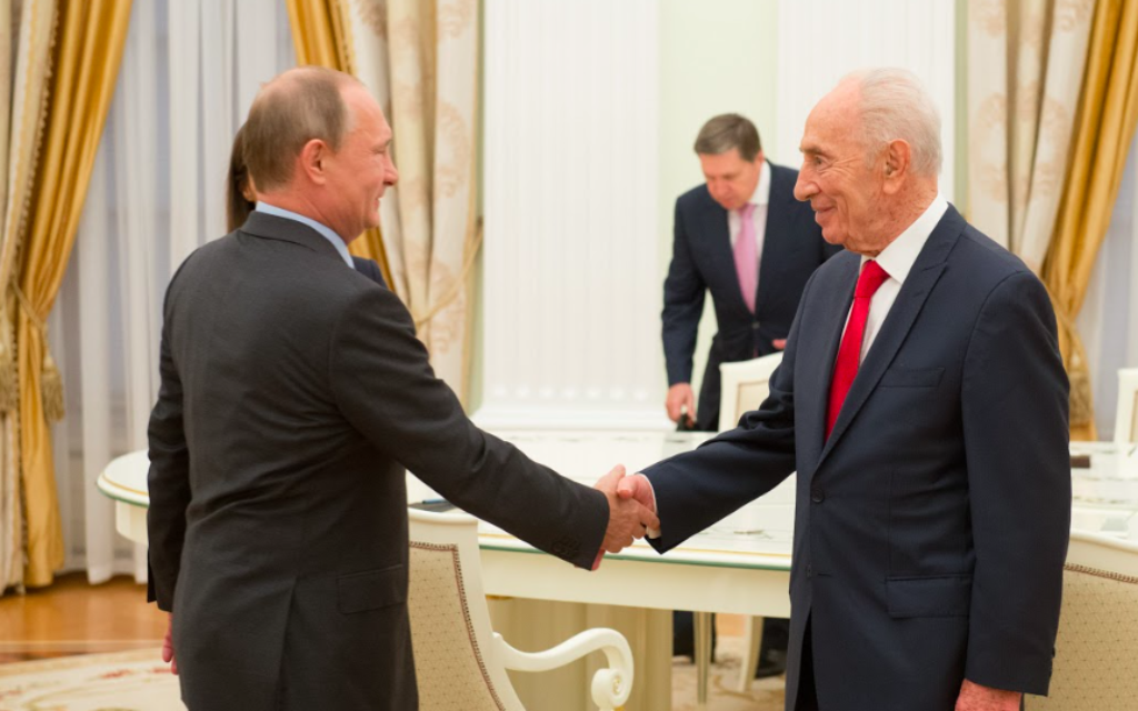 Vladimir Poutine et Shimon Peres (Crédit : GPO)