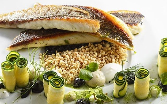 L'un des plats servis au restaurant Blue Sky de Meir Adoni de l'hôtel Carlton. (autorisation de Blue Sky) L'un des plats servis au restaurant Blue Sky de Meir Adoni de l'hôtel Carlton. (autorisation de Blue Sky)