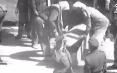 Extrait de la vidéo montrant l'espion israélien Eli Cohen placé dans un cercueil après son exécution par pendaison à Damas, en Syrie, le 18 mai 1965. (Crédit : capture d'écran Deuxième chaîne)