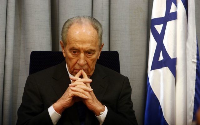 Shimon Peres, alors Premier ministre, pendant une cérémonie de commémoration de la mort de l'ancien Premier ministre Yitzhak Rabin, le 23 octobre 2007. (Crédit : Orel Cohen/Flash90)