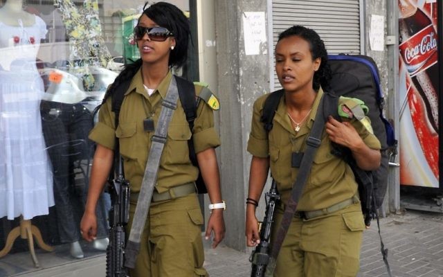Des soldats éthiopiens israéliens près de Beer Sheva (Crédit : Serge Attal / Flash90)