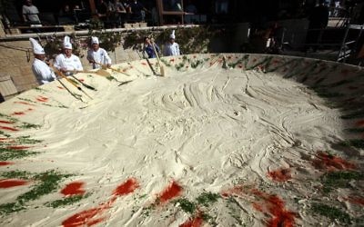 Les employés du restaurant Abu Gosh préparant un bol de 4 tonnes de houmous pour battre un record mondial en 2010 (Crédit : Yossi Zamir / Flash90)