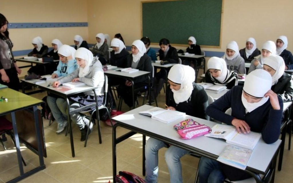 Les jeunes étudiants arabes dans la classe d'une école primaire dans le quartier arabe de Umm Tuba à Jérusalem-Est, le 13 décembre 2011 (Crédit : Flash90 / Kobi Gideon)