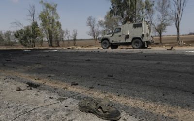 Les restes d'un véhicule militaire égyptien utilisé par des terroristes pour passer la barrière de sécurité à la frontière entre l'Egypte et Israël, en août 2012. (Crédit : Tsafrir Abayov/Flash90)