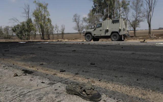 Les restes d'un véhicule militaire égyptien utilisé par des terroristes pour passer la barrière de sécurité à la frontière entre l'Egypte et Israël, en août 2012. (Crédit : Tsafrir Abayov/Flash90) Les restes d'un véhicule militaire égyptien utilisé par des terroristes pour passer la barrière de sécurité à la frontière entre l'Egypte et Israël, en août 2012. (Crédit : Tsafrir Abayov/Flash90)