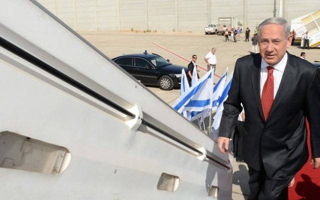 Le Premier ministre Benjamin Netanyahu embarque dans l'avion pour se rendre en visite officielle en Pologne, le 12 juin 2013. Illustration. (Crédit : Kobi Gideon/GPO/Flash90)