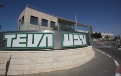 Les bureaux de la société pharmaceutique israélienne Teva Pharmaceuticals, à Jérusalem, en octobre 2013. (Crédit : Yonatan Sindel/Flash90)
