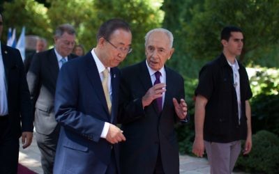 Le secrétaire général de l'ONU Ban Ki-moon avec Shimon Peres, alors président, après une conférence de presse conjointe à la résidence du président à Jérusalem, le mercredi 23 juillet 2014. (Crédit : Yonatan Sindel/Flash90)