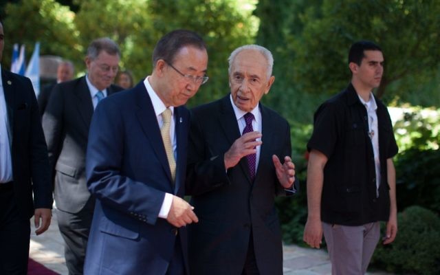 Le secrétaire général de l'ONU Ban Ki-moon avec Shimon Peres, alors président, après une conférence de presse conjointe à la résidence du président à Jérusalem, le mercredi 23 juillet 2014. (Crédit : Yonatan Sindel/Flash90)