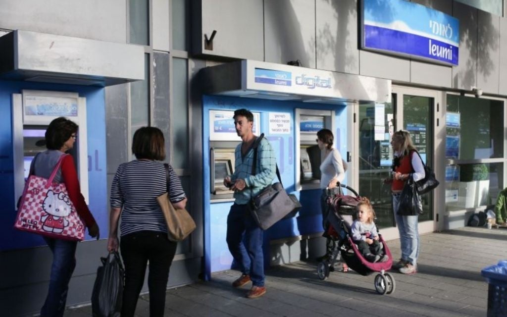 Une branche de la banque israélienne Leumi à Tel Aviv (Crédit : Maxim Dinshtein/Flash90)